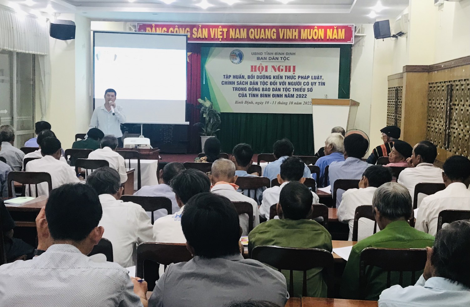 Tập huấn, bồi dưỡng kiến thức pháp luật, chính sách dân tộc đối với người có uy tín trong đồng bào dân tộc thiểu số
