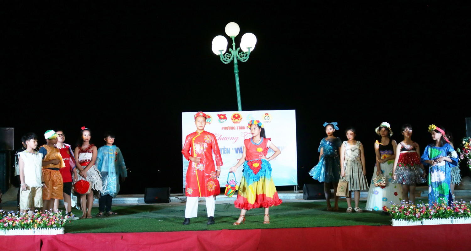 Biểu diễn thời trang từ các nguyên vật liệu phế thải  nhằm tuyên truyền thông điệp bảo vệ môi trường    