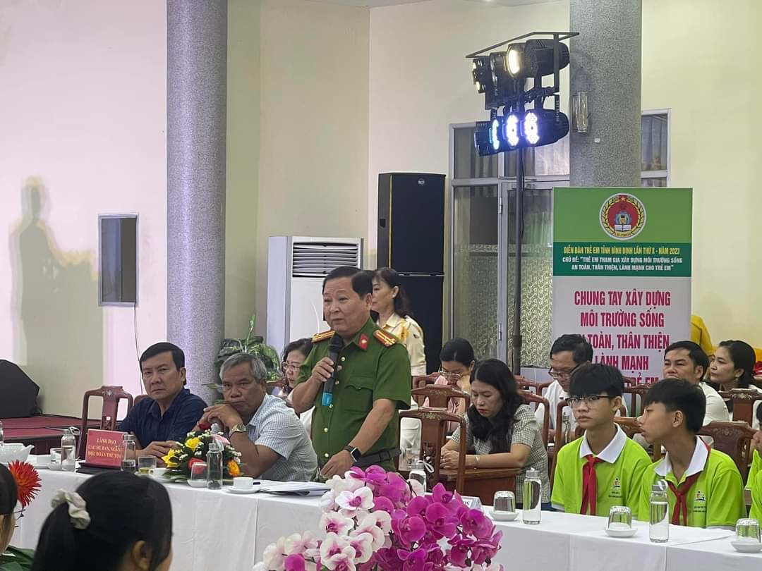 Đại biểu đại diện Công an tỉnh trả lời các câu hỏi của trẻ em