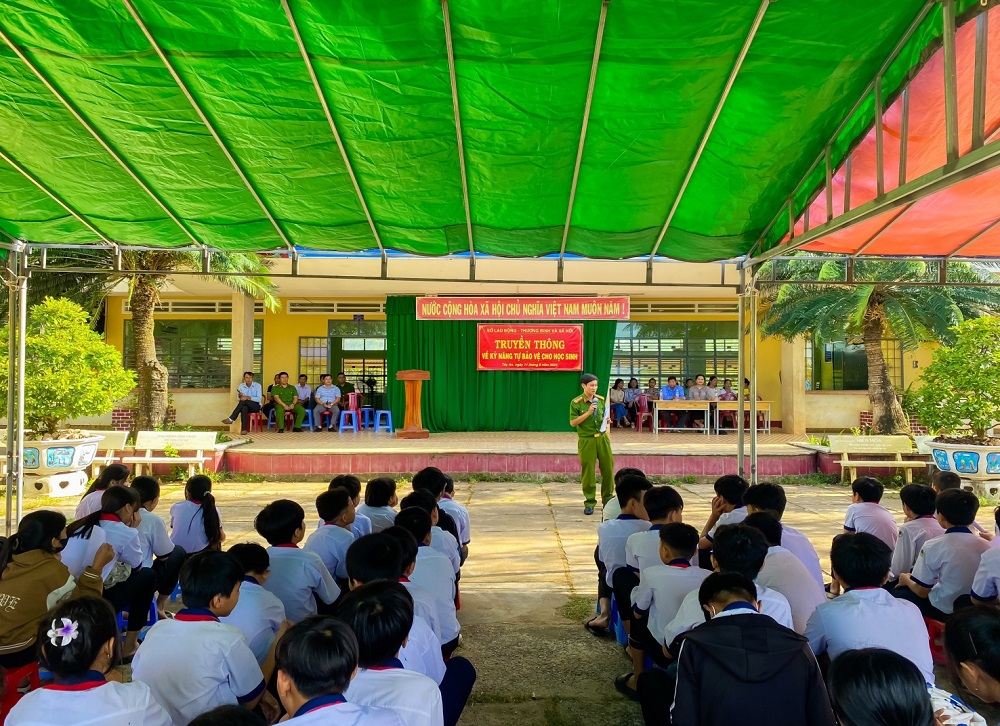 Quang cảnh buổi truyền thông tuyên truyền pháp luật cho học sinh