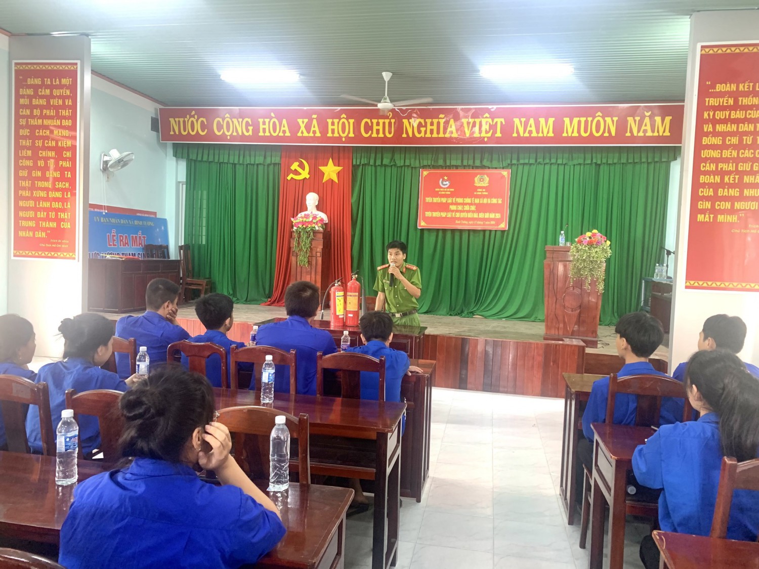 Quang cảnh tuyên truyền pháp luật cho thanh niên