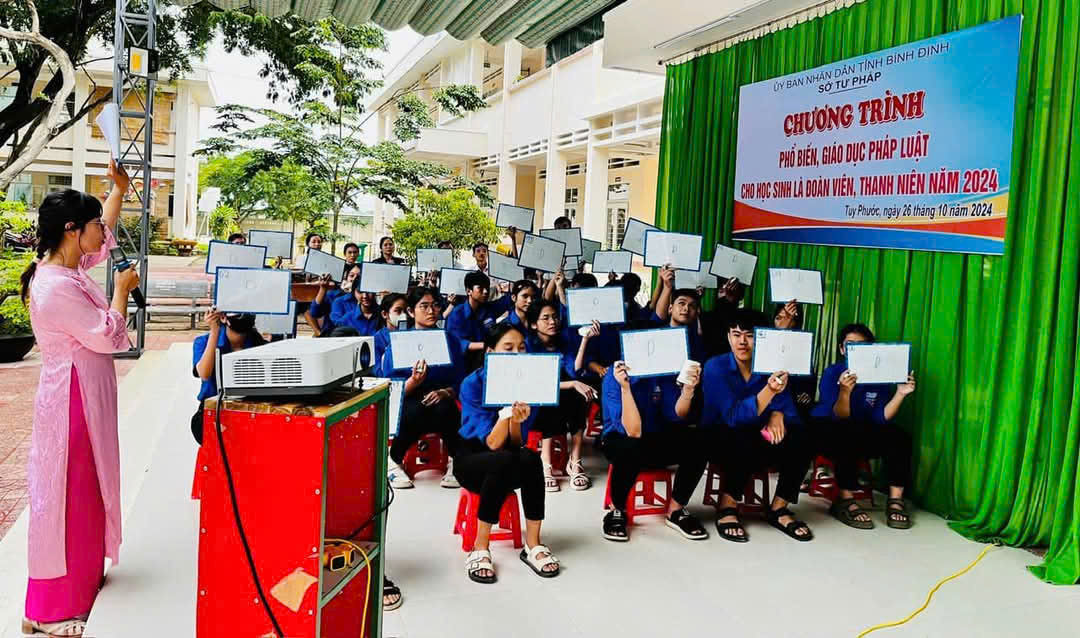 (Hoạt động PBGDPL cho học sinh là đoàn viên, thanh niên do Sở Tư pháp tổ chức)