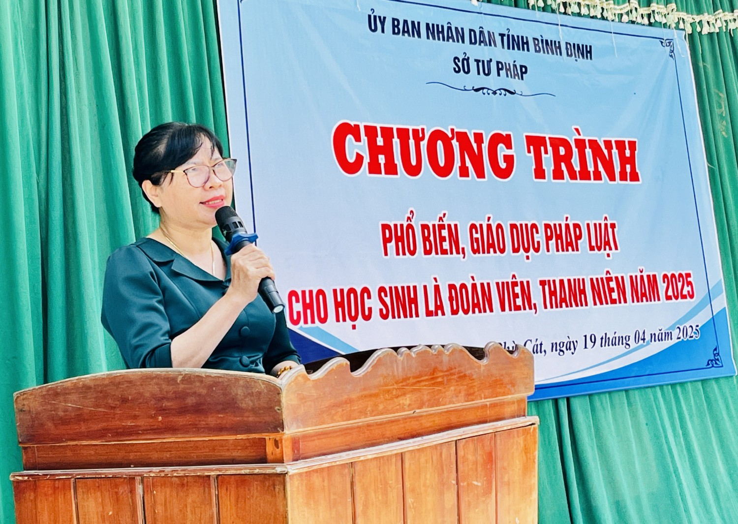 Phó Giám đốc Sở Tư pháp Châu Thị Hương Lan đến dự và phát biểu khai mạc chương trình