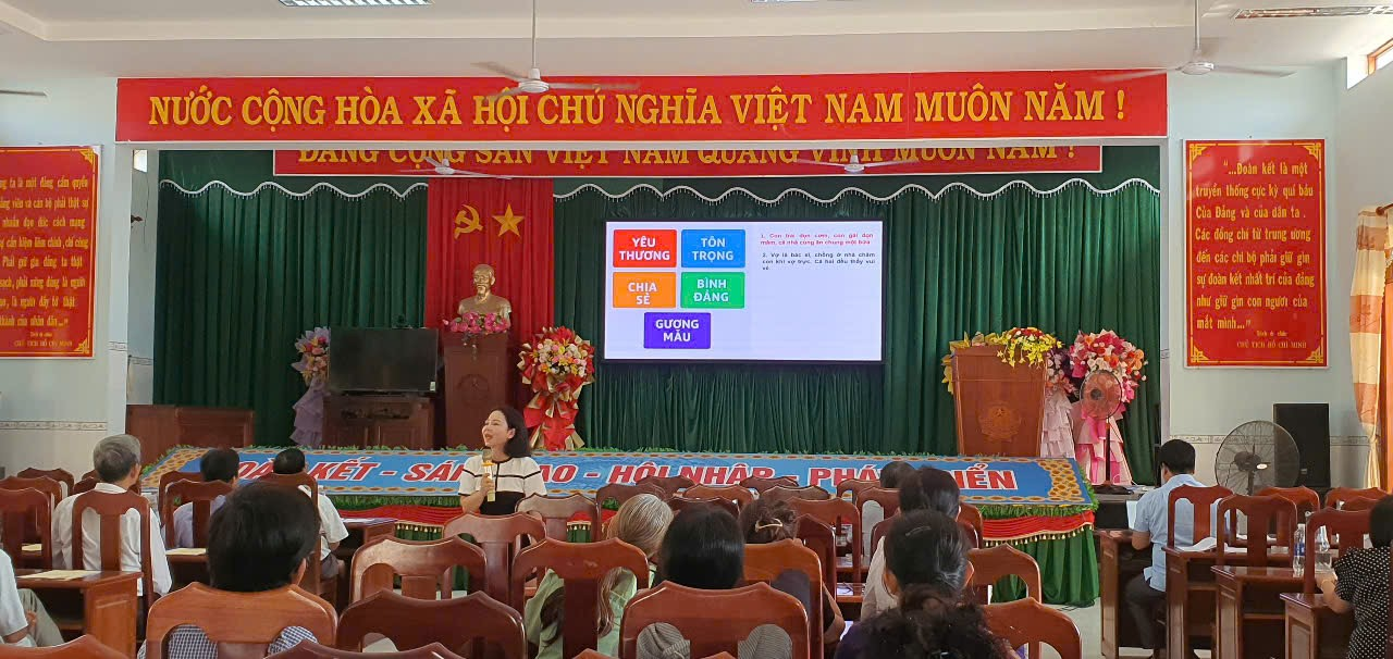 Báo cáo viên truyền thông với người dân xã Cát Nhơn (huyện Phù Cát) về Bộ tiêu chí ứng xử trong gia đình