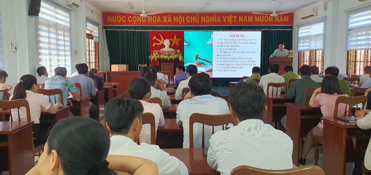 Ông Trần Minh Hồng – Phó Giám đốc Sở Tư pháp báo cáo chuyên đề pháp luật về Luật sửa đổi, bổ sung một số điều của Luật Đấu giá tài sản
