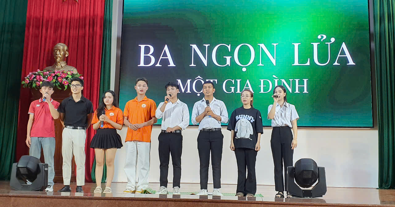 Phần thi Chào hỏi của Liên Chi đoàn Tài chính ngân hàng và Quản trị kinh doanh; Khoa học và Nhân văn; Giáo dục thể chất